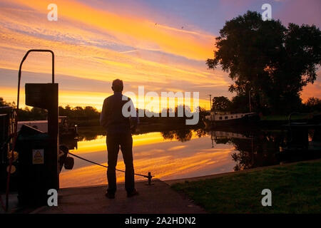 Rufford Hausboot Marina, Lancashire. UK Wetter. 3. Oktober, 2019. Bunte Himmel in der Morgendämmerung, und sonnigen Start in den Tag nach über Nacht Bodenfrost in ländlichen Lancashire. Kredit; MediaWorldImages/AlamyLiveNews Stockfoto