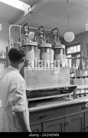 Eine Führung durch ein Fettsäurewerk in Witten, Deutsches Reich 30er Jahre. Eine Führung durch eine Fabrik der Fettsäure in Witten, Deutschland 1930. Stockfoto