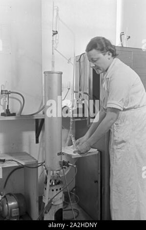 Eine Führung durch ein Fettsäurewerk in Witten, Deutsches Reich 30er Jahre. Eine Führung durch eine Fabrik der Fettsäure in Witten, Deutschland 1930. Stockfoto