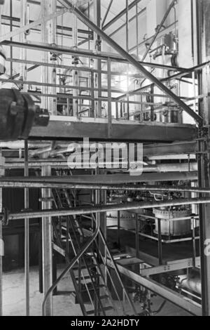 Eine Führung durch ein Fettsäurewerk in Witten, Deutsches Reich 30er Jahre. Eine Führung durch eine Fabrik der Fettsäure in Witten, Deutschland 1930. Stockfoto