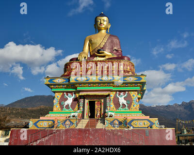 Tawang, Arunachal Pradesh, Indien - Die Farbe statue Phantasie des Buddha. Stockfoto