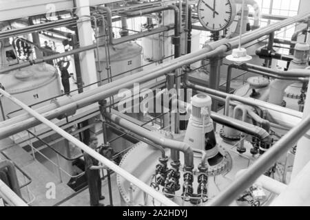 Eine Führung durch ein Fettsäurewerk in Witten, Deutsches Reich 30er Jahre. Eine Führung durch eine Fabrik der Fettsäure in Witten, Deutschland 1930. Stockfoto