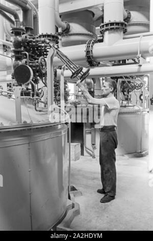 Eine Führung durch ein Fettsäurewerk in Witten, Deutsches Reich 30er Jahre. Eine Führung durch eine Fabrik der Fettsäure in Witten, Deutschland 1930. Stockfoto