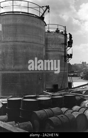 Eine Führung durch ein Fettsäurewerk in Witten, Deutsches Reich 30er Jahre. Eine Führung durch eine Fabrik der Fettsäure in Witten, Deutschland 1930. Stockfoto