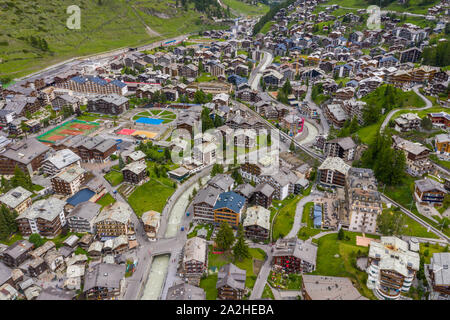 Luftaufnahme der Dörfer und Häuser in Zermatt Tal Stockfoto