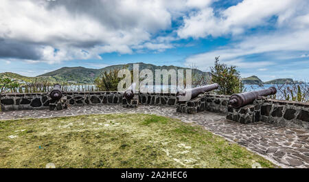 Panoramablick auf die Landschaft mit alten Kanonen am Fort Hamilton auf Bequia Island, St. Vincent und die Grenadinen, Karibik. Stockfoto