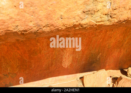 Uluru, Northern Territory, Australien - 24.August 2019: Kunst der Aborigines am Uluru Base Walk, ein beliebter Spaziergang zum Kantju Gorge an der Basis der Ayers Rock, Uluru Stockfoto