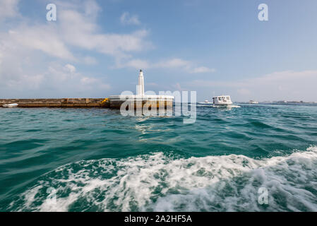 Male, Malediven - November 17, 2017: Eingang der männlichen Hafen und kleinen Leuchtturm auf der Mole, an einem sonnigen Tag (Malediven, Asien). Stockfoto