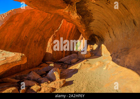 Die Küche Höhle entlang Mala Spaziergang an der Basis des Ayers Rock in den Uluru-Kata Tjuta National Park, Northern Territory, Australien, wo die Alten Stockfoto