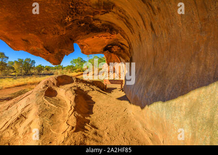 Wave geformten Felsen entlang Mala an der Basis des Ayers Rock in den Uluru-Kata Tjuta National Park, Northern Territory, Australien. Dieses beliebte Spaziergang Stockfoto