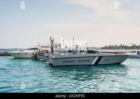 Male, Malediven - November 17, 2017: Die küstenwache Boote am Pier des Männlichen Island, Malediven, Indischer Ozean günstig. Tropischer Urlaub. Stockfoto