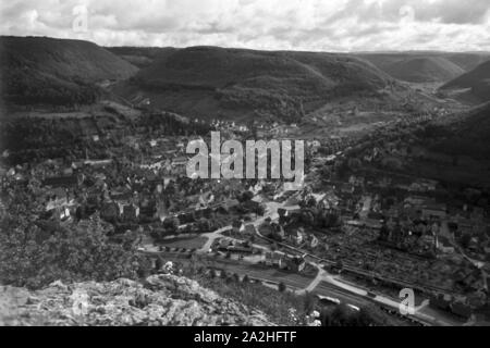 Ein Ausflug nach Bad Urach, Deutsches Reich 30er Jahre. Eine Reise nach Bad Urach, Deutschland 1930. Stockfoto