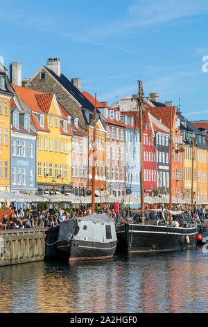 Nyhavn Waterfront mit bunten Häusern, Kanal- und Unterhaltungsviertel in Kopenhagen, Dänemark. Stockfoto