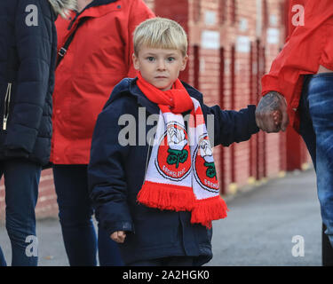 2. Oktober 2019, Oakwell, Barnsley, England; Sky Bet Meisterschaft, Barnsley v Derby County: Eine junge barnsley Fans kommt mit seinen Eltern Kreditkarten: Mark Cosgrove/News Bilder Stockfoto