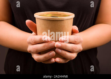 Miso Suppe im Takeaway Cup. Der traditionellen asiatischen Küche. Stockfoto