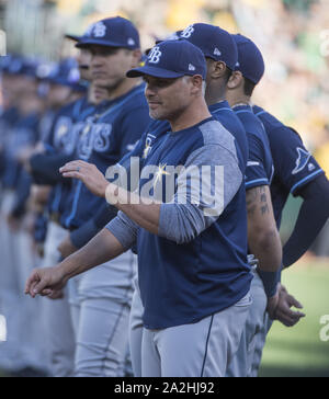 Oakland, USA. 2. Okt, 2019. Tampa Bay Rays manager Kevin Cash steht mit seiner Mannschaft vor dem Spiel die Oakland Athletics in der amerikanischen Liga Wild Card Spiel bei Oakland-Alameda County Coliseum in Oakland, Kalifornien am Mittwoch, 2. Oktober 2019. Die Strahlen besiegte die A's 5-1 auf der ALDS zu bewegen. Foto von Terry Schmitt/UPI Quelle: UPI/Alamy leben Nachrichten Stockfoto