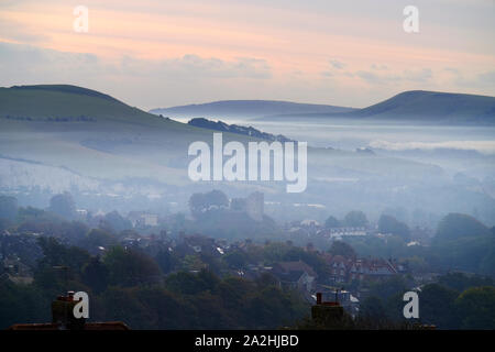 Lewes, East Sussex, UK. 3. Okt, 2019. Kalten herbstlichen Morgen in Lewes, in der South Downs National Park. Der Nebel gehüllt, normannische Burg überragt die Stadt, die in Großbritannien neueste Nationalpark eingebettet ist. Credit: Peter Cripps/Alamy leben Nachrichten Stockfoto