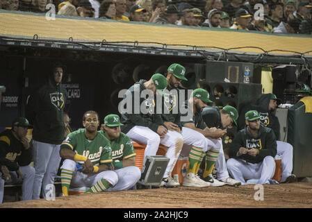 Oakland, USA. 2. Okt, 2019. Die Oakland Athletics watch Tampa Bay Rays wie Sie sind vier Durchläufe im siebten Inning von der American League Wild Card Spiel bei Oakland-Alameda County Coliseum in Oakland, Kalifornien am Mittwoch, 2. Oktober 2019. Die Strahlen besiegte die A's 5-1 auf der ALDS zu bewegen. Foto von Terry Schmitt/UPI Quelle: UPI/Alamy leben Nachrichten Stockfoto