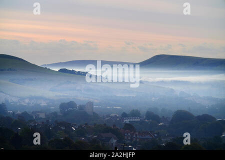 Lewes, East Sussex, UK. 3. Okt, 2019. Kalten herbstlichen Morgen in Lewes, in der South Downs National Park. Der Nebel gehüllt, normannische Burg überragt die Stadt, die in Großbritannien neueste Nationalpark eingebettet ist. Credit: Peter Cripps/Alamy leben Nachrichten Stockfoto