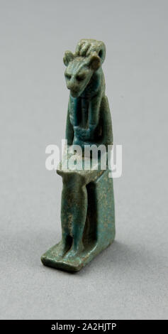 Amulett der Göttin Bastet, 3. Zwischenzeit, Dynastie 21 - 25 (1070 - 656 v. Chr.), Ägypten, Ägypten, Fayence, 5 × 2,2 × 1 cm (2 × 7/8 × 3/8 Zoll Stockfoto