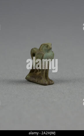 Amulett der Hawk, 3. Zwischenzeit, Dynastie 21 - 25 (1070 - 656 v. Chr.), Ägypten, Ägypten, Fayence, 4,4 × 1,3 × 0,6 cm (1 3/4 x 1/2 x 1/4" Stockfoto