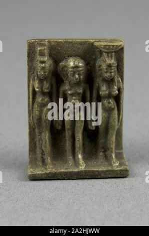 Amulett der Göttinnen Isis und Nephthys mit Horus stehen Zwischen, 3. Zwischenzeit, Dynastie 21 - 25 (1070 - 656 v. Chr.), Ägyptisch, Ägypten, Keramik, 3 × 2,2 × 1,3 cm (1 3/16 x 7/8 x 1/2 in. Stockfoto