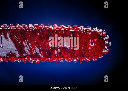 Detail einer Kettensäge mit Blut bedeckt. Bild geeignet für Horror oder Halloween Theme. Stockfoto