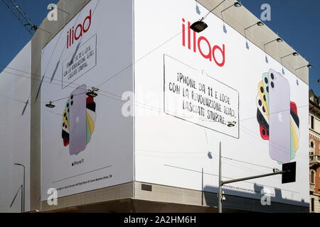 Mailand, Italien, August 2019. Gebäude in der Hauptstraße, in der Mitte mit einem breiten Billboard mit Ilias und Apple Iphone 11 kommerzielle Werbung abgedeckt Stockfoto