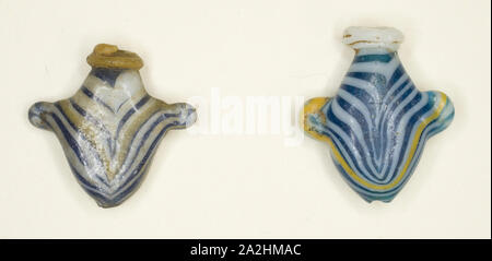 Amulette von heart-shaped Krüge (2), Neues Reich, 18. Dynastie (ca. 1350 v. Chr.), Ägypten, Ägypten, Glas, ein: 1,75 × 1,54 × .58 cm (.69 × 0,61x .23 in Stockfoto