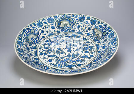 Blau und Weiß Teller, Safavid Dynastie (1501 - 1722), aus dem 17. Jahrhundert, Iran, Iran, Fritware mit unterglasurmalerei in blau und schwarz, 9,6 x 46,7 cm (3 13/16 x 18 3/8 in Stockfoto