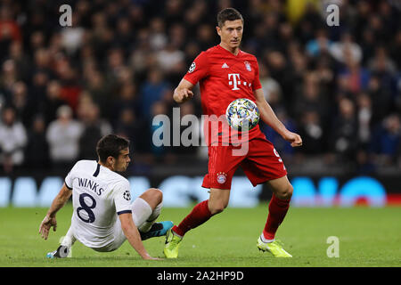 Robert Lewandowski von Bayern München schlägt Harry Winks von Tottenham Hotspur - Tottenham Hotspur v Bayern München, UEFA Champions League - Gruppe B, Tottenham Hotspur Stadium, London, Großbritannien - 1. Oktober 2019 Editorial nur verwenden Stockfoto