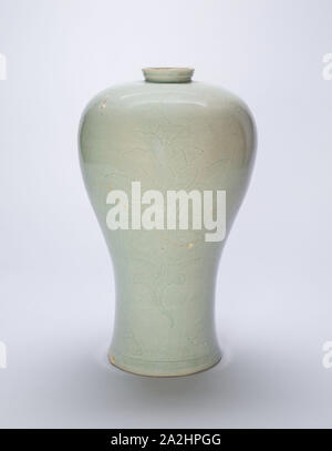 Baluster-Shaped Vase mit Lotus Blumen, Goryeo Dynastie (918 - 1392), Ende 12./Anfang des 13. Jahrhunderts, Korea, Korea, Celadon - glasiert Steinzeug mit unterglasur eingeschnitten, Dekoration, H 34,9 cm (13 3/4 in.), Diam. 21,2 cm (8 3/8 in Stockfoto