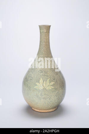 Bottle-Shaped Vase mit Lotus Blumen und stilisierte Schriftrollen, Goryeo Dynastie (918 - 1392), aus dem 14. Jahrhundert, Korea, Korea, Celadon - glasiert Steinzeug mit unterglasur Intarsien Dekoration von Schwarzen und Weißen Tone, H.: 34,3 cm (13 1/2 in.), Diam. 18. cm (in 7 1/4 Stockfoto