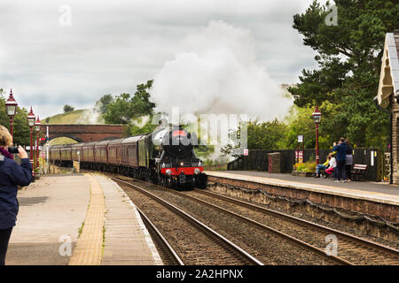 Flying Scotsman schleppen 'Waverley' Dampf excursionl Zug an Kirkby Stephen in Cumbheading sorthbound. Kirkby Stephen der Bahnhof fällt in Stockfoto