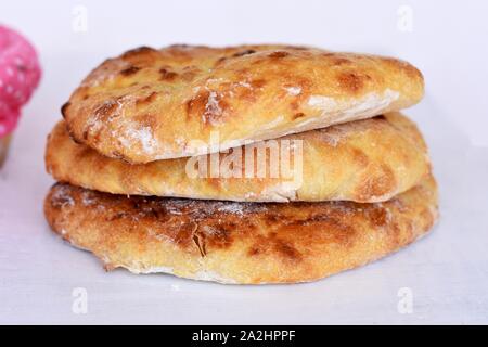 Frisch gebackenes Brot/Traditionelle Balkan Küche/Somun/Brot für Frikadellen/Lepinja Stockfoto