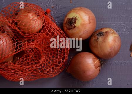 Nahaufnahme der Frische rote Zwiebel auf dunklem Hintergrund/closeup Essen Fotografie Stockfoto