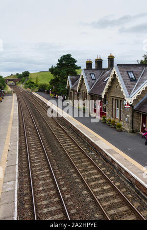 Der Bahnhof in Kirkby Stephen in Cumbria an trüben, bewölkter Tag, im Norden Richtung suchen. Stockfoto