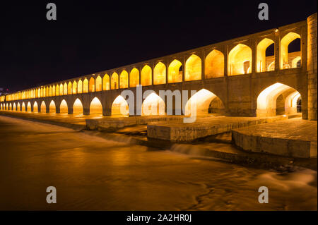 Si-o se Pol Brücke oder Allahverdi Khan bei Sonnenaufgang, Esfahan, Iran Stockfoto