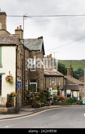 Die Holme, Hawes, North Yorkshire. Teil der A 684 durch die kleine Marktstadt Hawes, vom Markt. Stockfoto