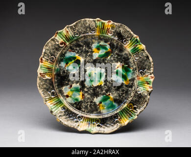 Platte, 1760/70, England, Staffordshire, Staffordshire, Blei verglaste Steingut (creamware), Diam. 22,5 cm (9 in Stockfoto