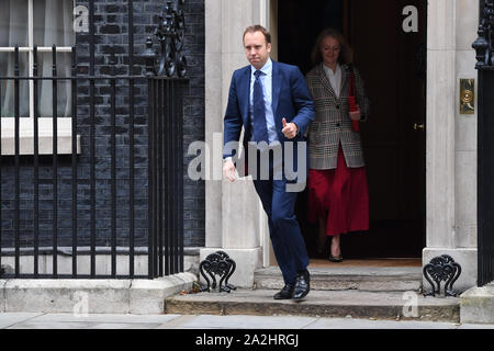 Matt Hancock, der Staatssekretär für Gesundheit und Soziales, und der internationale Handel Sekretärin Liz Truss einer Kabinettssitzung am 10 Downing Street, London verlassen. Stockfoto