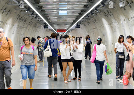 Bangkok, Thailand - 22. September 2019: Neue offene Tunnel verbinden zwischen MRT U-Bahn Station und Samyan Mitrtown Stockfoto