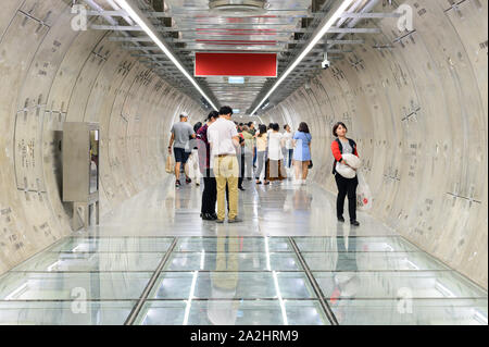 Bangkok, Thailand - 22. September 2019: ein Gehweg Tunnel bei Samyan Mitrtown Stockfoto