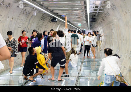 Bangkok, Thailand - 22. September, 2019: Die Menschen sind vorbei und Foto im neu geöffneten Tunnel nehmen Sie Verbindung zwischen MRT U-Bahn Station und Samyan Mitrtown Stockfoto