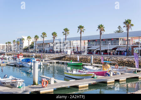 Marina de Lagos, Lagos, Algarve, Portugal. Kleine Boote in der Marina vor Anker. Stockfoto