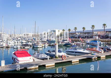 Marina de Lagos, Lagos, Algarve, Portugal. Kleine Boote in der Marina vor Anker. Stockfoto