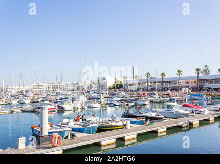 Marina de Lagos, Lagos, Algarve, Portugal. Kleine Boote in der Marina vor Anker. Stockfoto