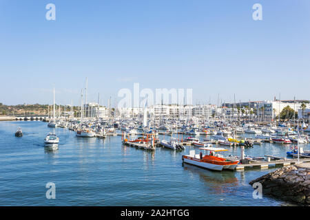 Marina de Lagos, Lagos, Algarve, Portugal. Kleine Boote in der Marina vor Anker. Stockfoto