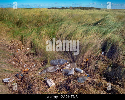 Plastik Müll an Strand bei RSPB Nature Reserve Titchwell Norfolk UK Oktober Stockfoto