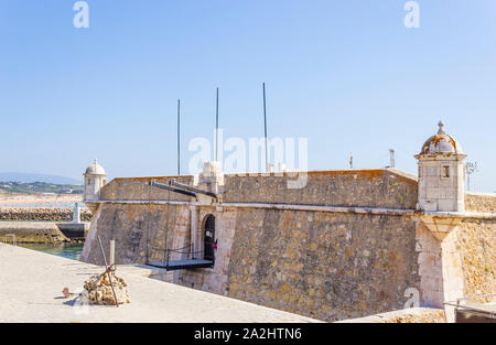 Lagos, Algarve, Portugal. Forte da Ponte da Bandeira aka Forte de Nossa Senhora da Penha De França. Festung im 17. Jahrhundert erbaut mit Blick auf das Meer Stockfoto